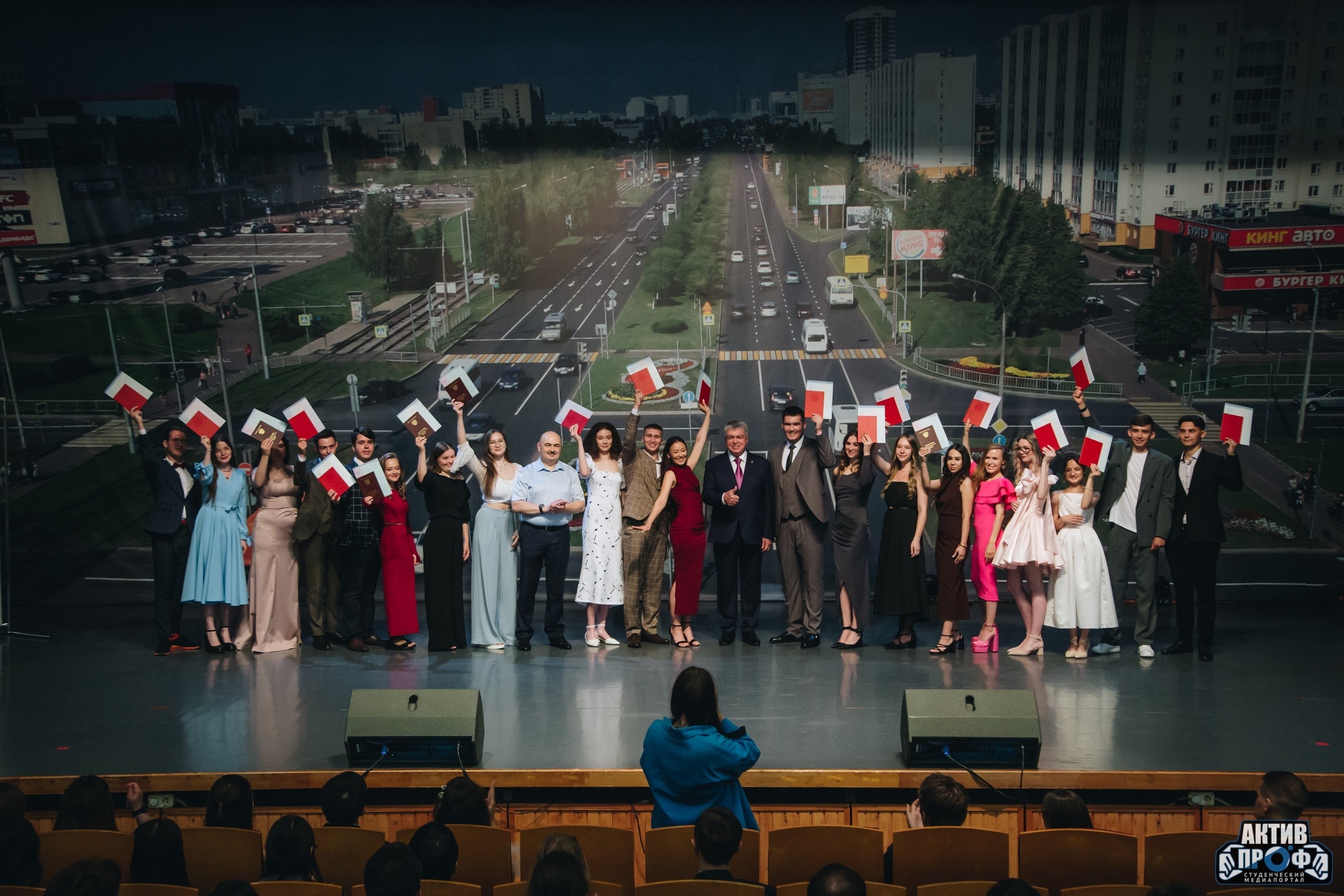 Церемония вручения дипломов с отличием выпускникам НЧИ КФУ Церемония вручения дипломов с отличием выпускникам НЧИ КФУ