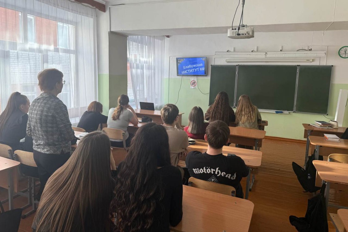 Студентка Елабужского института КФУ провела профориентационные встречи в школе города Можги Студентка Елабужского института КФУ провела профориентационные встречи в школе города Можги