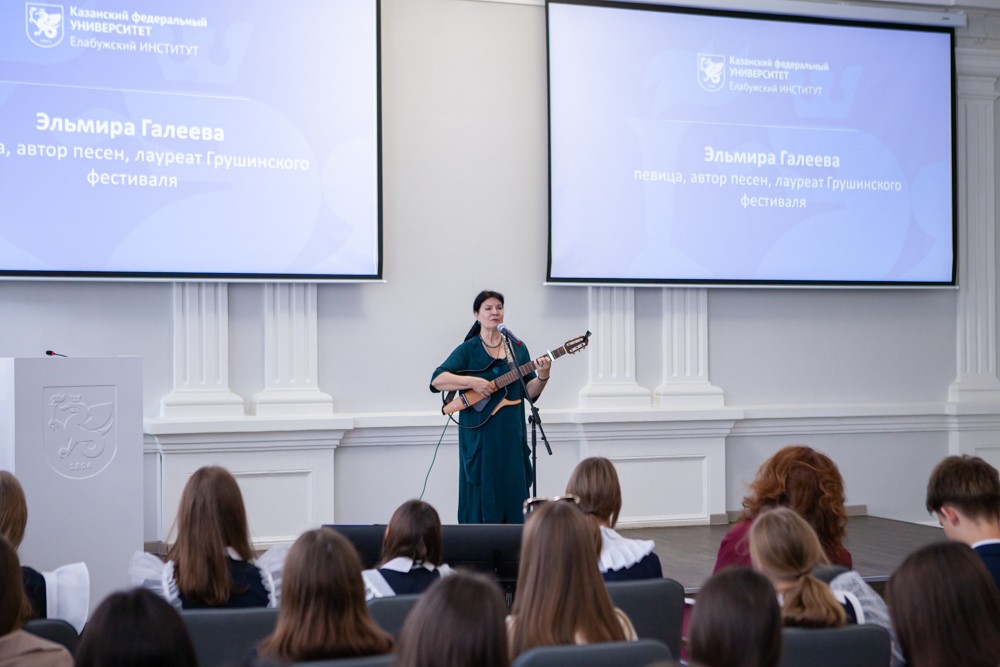 Сегодня в рамках XI Международных Цветаевских чтений во всех учебных заведениях города прошел Единый урок 'Читаем Цветаеву'. Сегодня в рамках XI Международных Цветаевских чтений во всех учебных заведениях города прошел Единый урок 'Читаем Цветаеву'.