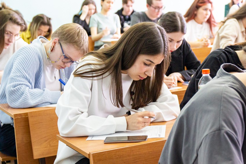 'Тотальный диктант' написали в Елабужском институте КФУ 'Тотальный диктант' написали в Елабужском институте КФУ