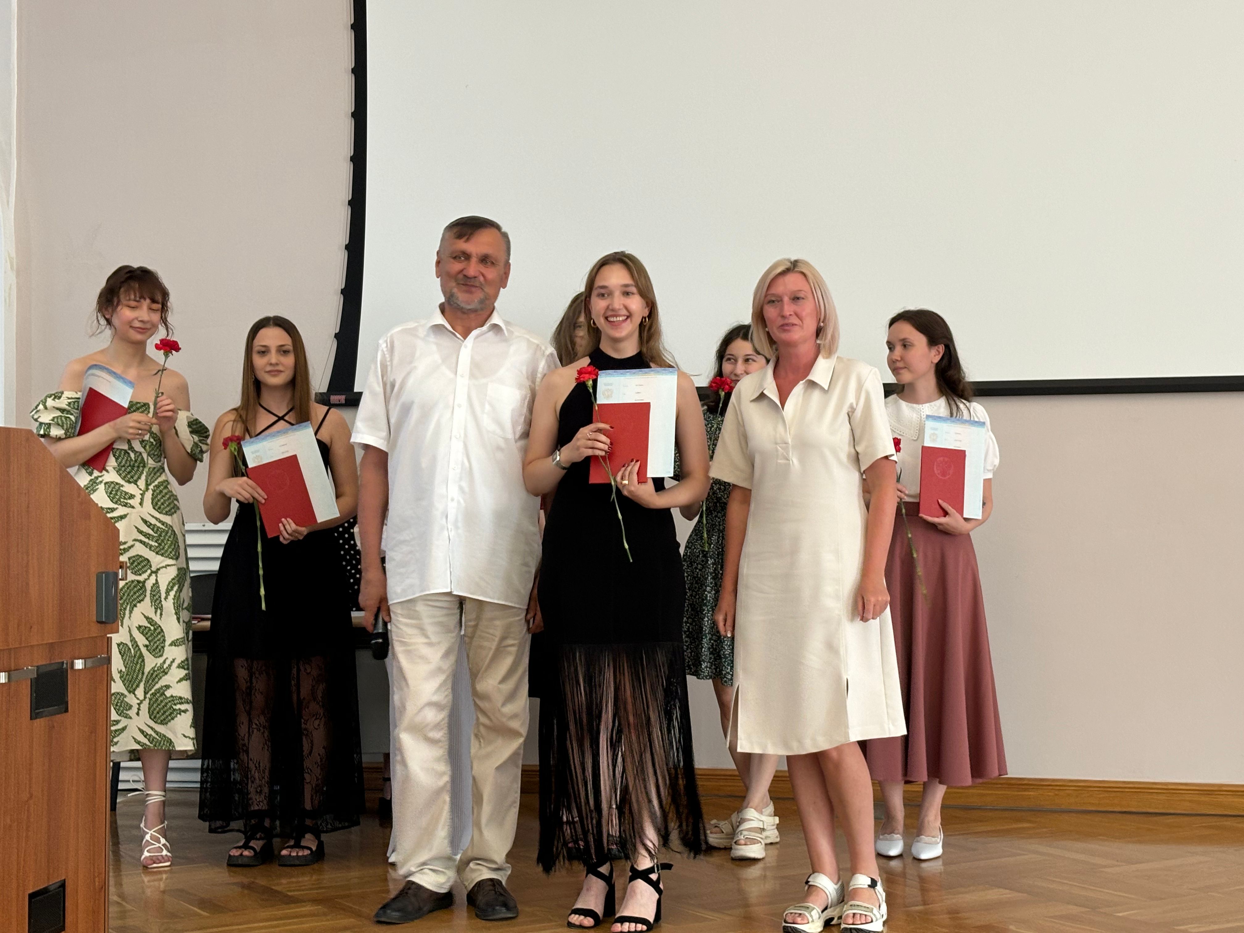 Состоялось вручение дипломов выпускникам магистратуры по программе Состоялось вручение дипломов выпускникам магистратуры по программе