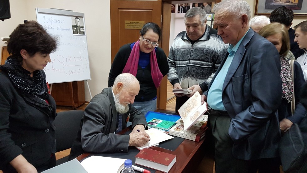 В Союзе журналистов республики прошла презентация автобиографической книги журналиста Александра Малова 'По маршрутам опалённой молодости' В Союзе журналистов республики прошла презентация автобиографической книги журналиста Александра Малова 'По маршрутам опалённой молодости'