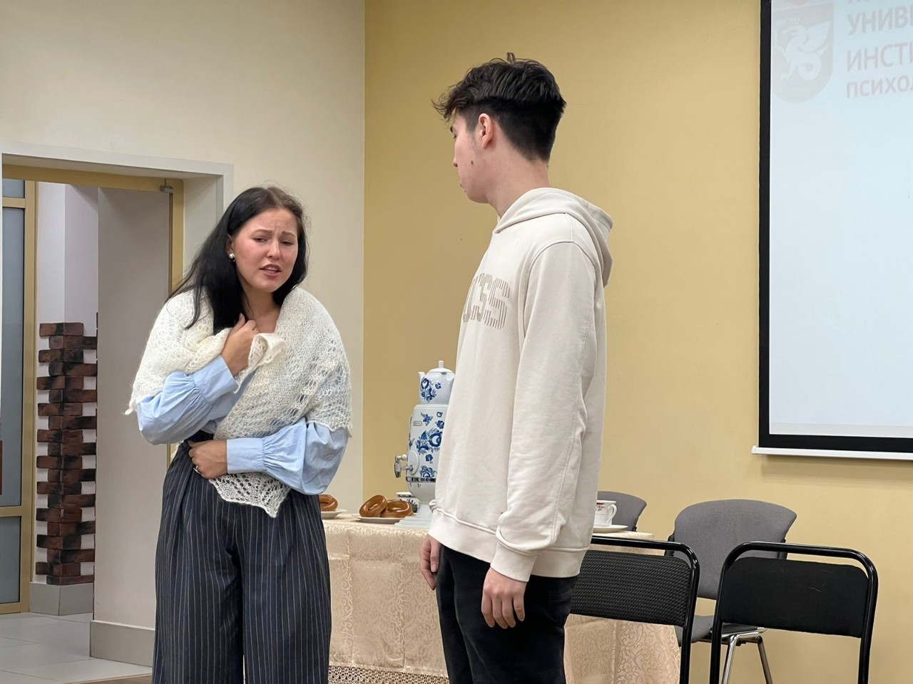 Актерский состав студенческого театра ИПО 'Триумф' готовится к выступлению на сцене казанского театра 'Созвездие' Актерский состав студенческого театра ИПО 'Триумф' готовится к выступлению на сцене казанского театра 'Созвездие'