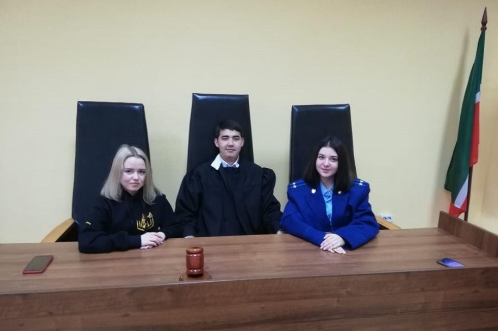 'Школа правового воспитания' пригласила на встречу старшеклассников университетской школы 'Школа правового воспитания' пригласила на встречу старшеклассников университетской школы