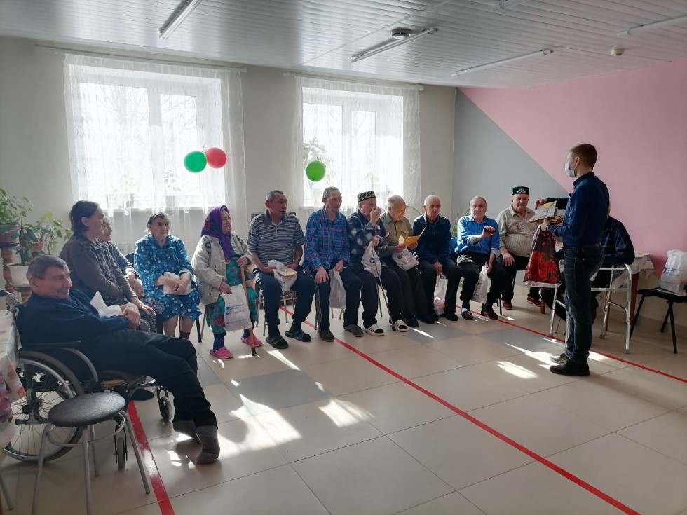 Лицеисты поздравили постояльцев Кайбицкого дома-интерната для престарелых и инвалидов с празниками