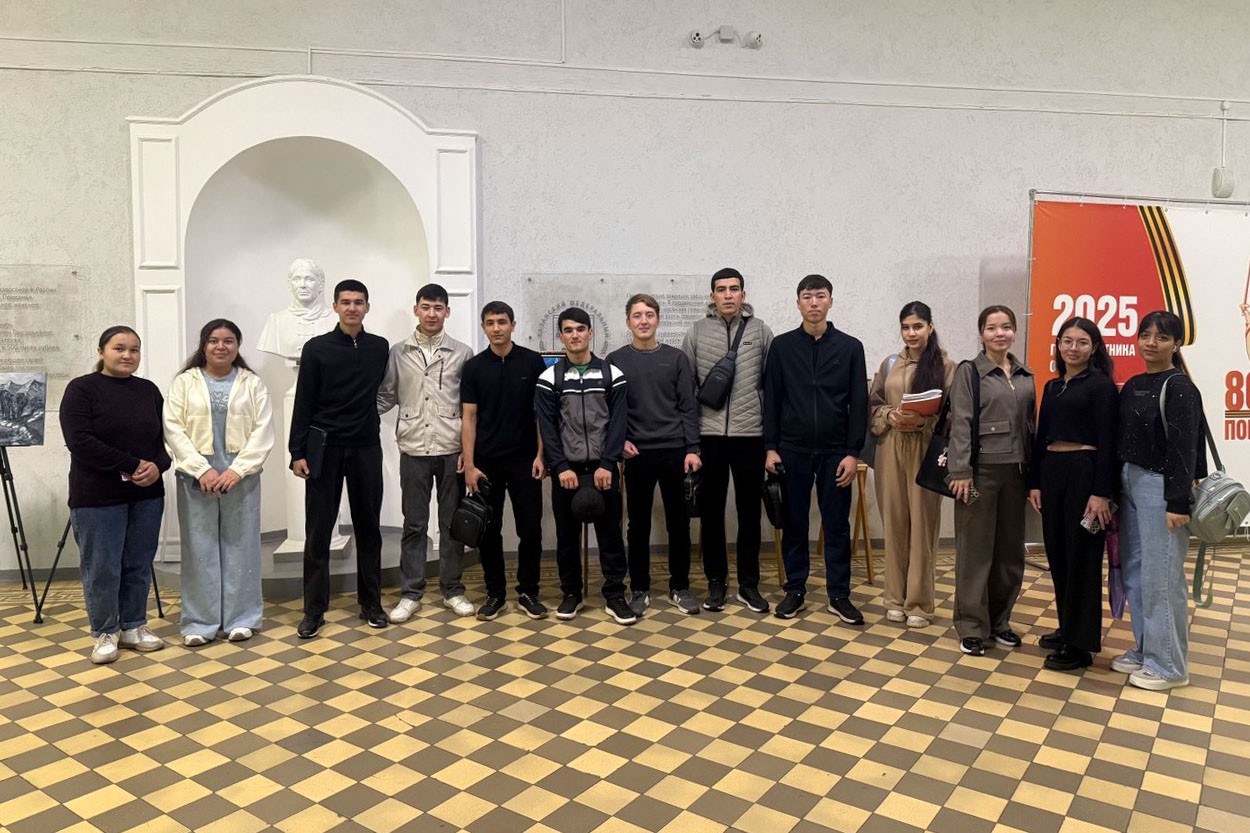 Студенты подготовительного факультета погрузились в историю института Студенты подготовительного факультета погрузились в историю института