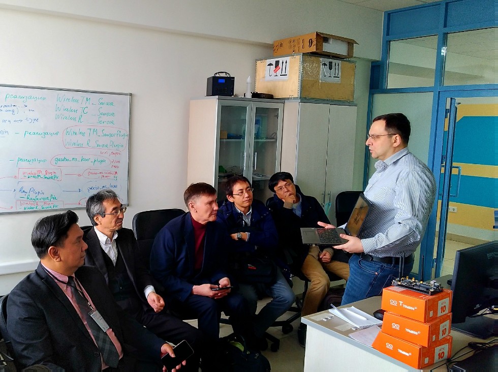 Визит делегаций Таиланда и Японии в Лабораторию интеллектуальных робототехнических систем Визит делегаций Таиланда и Японии в Лабораторию интеллектуальных робототехнических систем