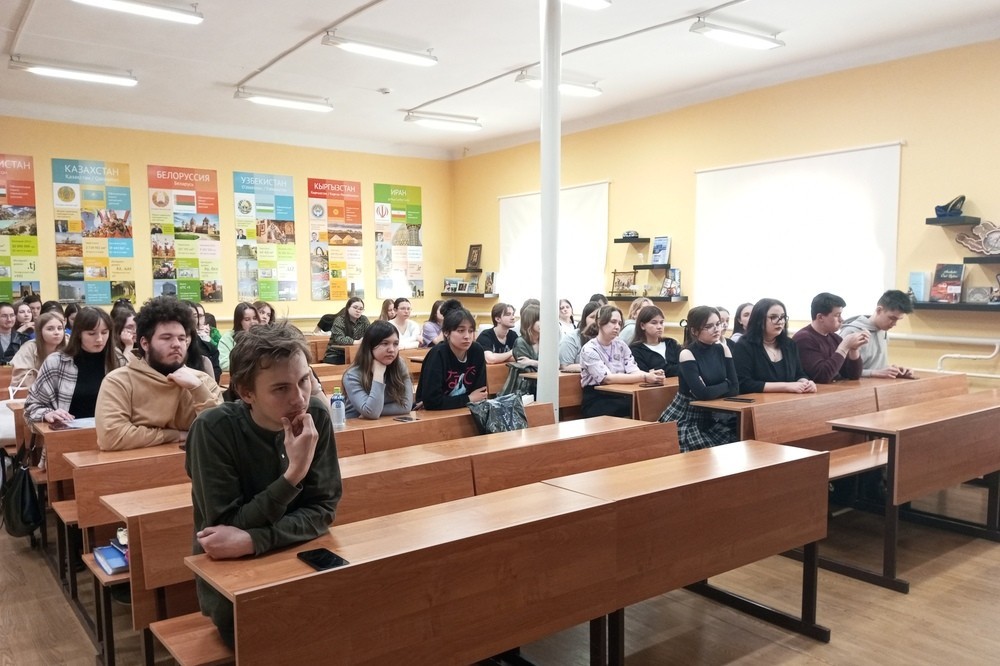 На отделении иностранных языков прошла встреча с оперуполномоченным ОНК сержантом полиции Балыбердиной Валерией Ростиславовной На отделении иностранных языков прошла встреча с оперуполномоченным ОНК сержантом полиции Балыбердиной Валерией Ростиславовной