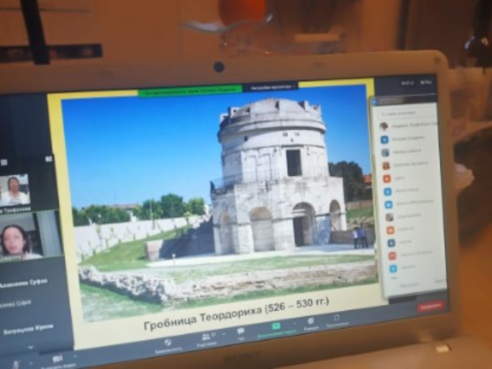 Продолжаются занятия слушателей серебряного возраста Продолжаются занятия слушателей серебряного возраста