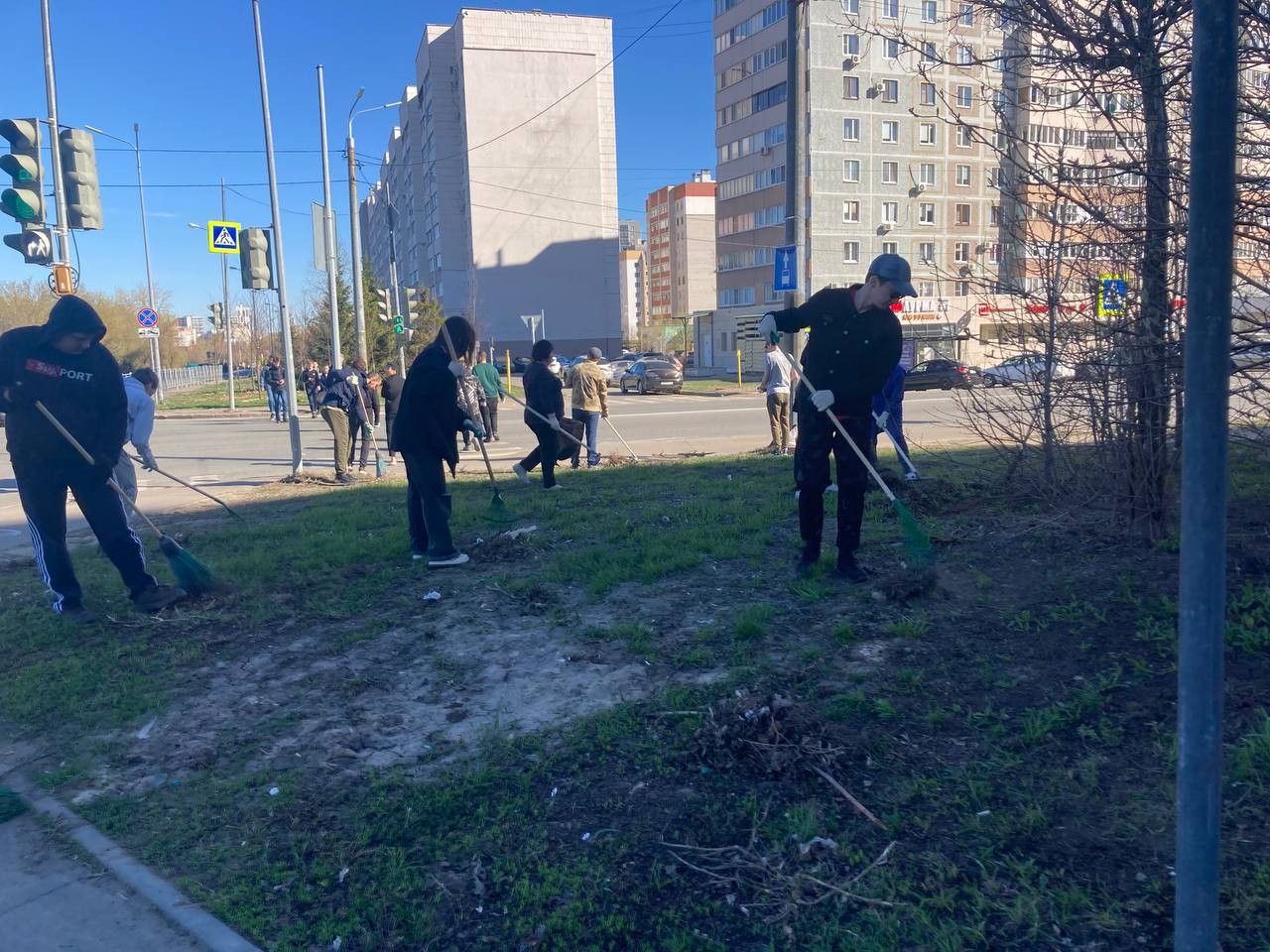 Субботник ? это добрая традиция, объединяющая студентов Казанского (Приволжского) федерального университета. Субботник ? это добрая традиция, объединяющая студентов Казанского (Приволжского) федерального университета.