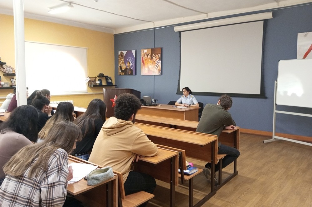 На отделении иностранных языков прошла встреча с оперуполномоченным ОНК сержантом полиции Балыбердиной Валерией Ростиславовной На отделении иностранных языков прошла встреча с оперуполномоченным ОНК сержантом полиции Балыбердиной Валерией Ростиславовной