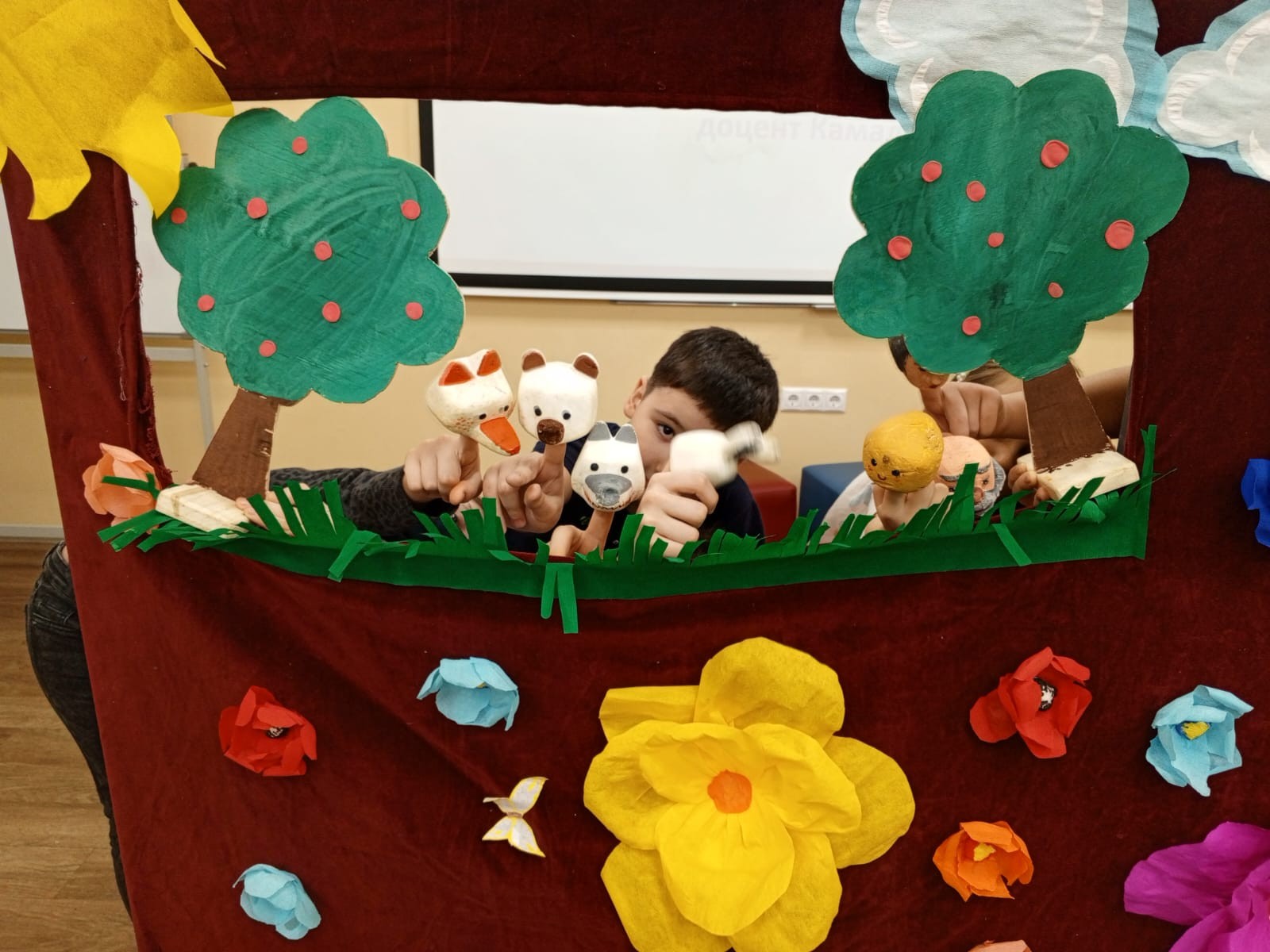 Необычная репетиция спектакля детского театра 'Радуга' Необычная репетиция спектакля детского театра 'Радуга'