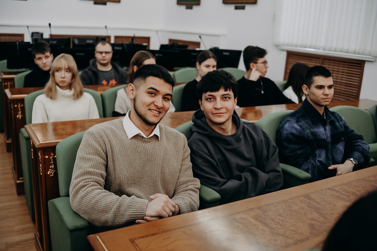 КФУ передал подарки для бойцов участникам гуманитарного автопробега 'Владивосток ? Луганск' КФУ передал подарки для бойцов участникам гуманитарного автопробега 'Владивосток ? Луганск'