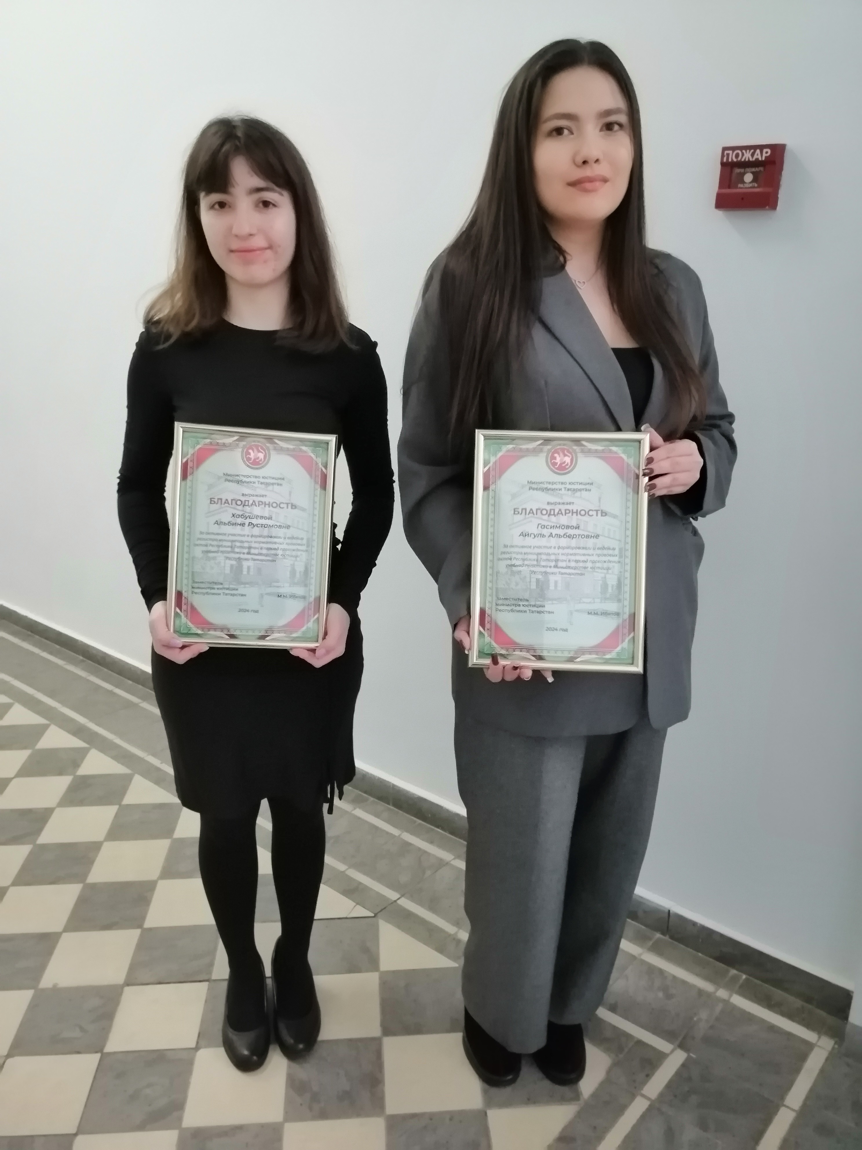 Вручение благодарственных писем студентам юридического факультета Вручение благодарственных писем студентам юридического факультета