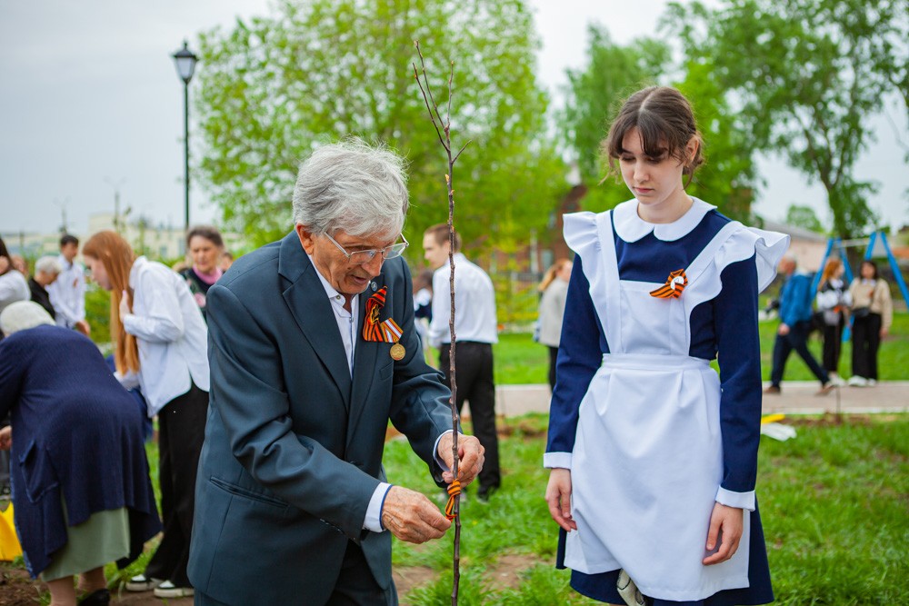 Обучающиеся 'Университетской' школы Елабужского института КФУ совместно с ветеранами посадили деревья в честь Годовщины Победы