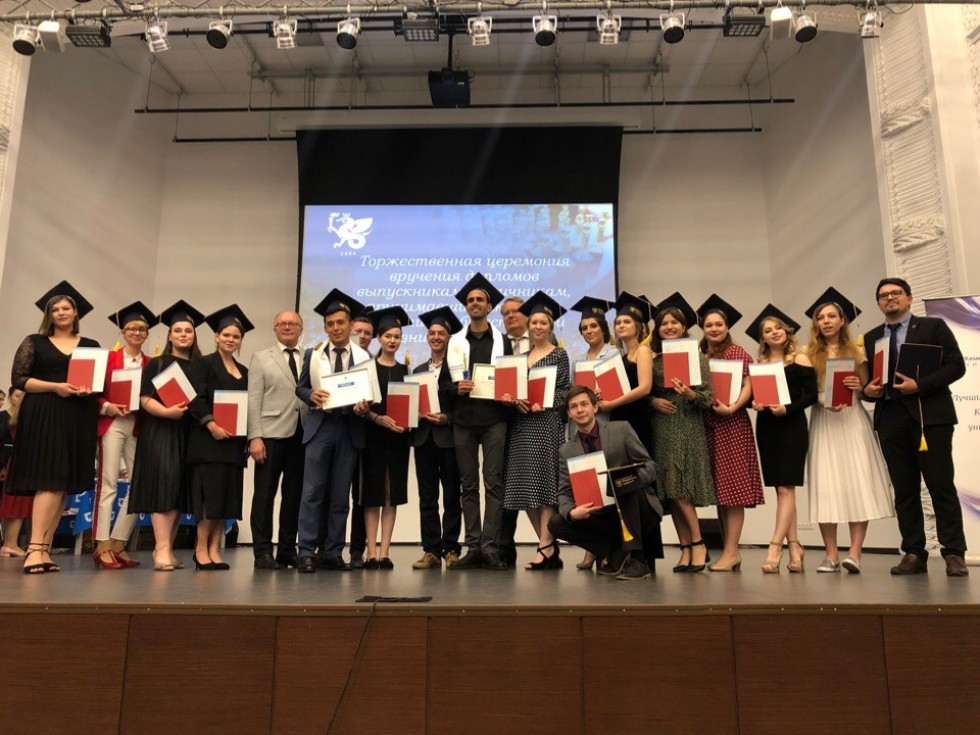 Лучшим выпускникам ИСФН 2019 года вручили дипломы! Лучшим выпускникам ИСФН 2019 года вручили дипломы!