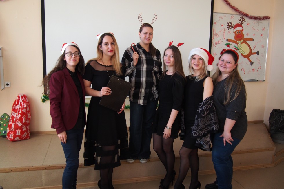 ��������� ��������� 'Christmas Carols' �������� �������� ����������� ������ � ����� ���������, ������� � �������� �����