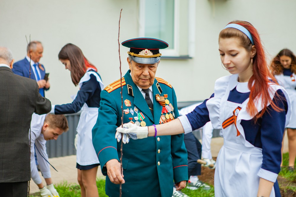 Обучающиеся 'Университетской' школы Елабужского института КФУ совместно с ветеранами посадили деревья в честь Годовщины Победы Обучающиеся 'Университетской' школы Елабужского института КФУ совместно с ветеранами посадили деревья в честь Годовщины Победы