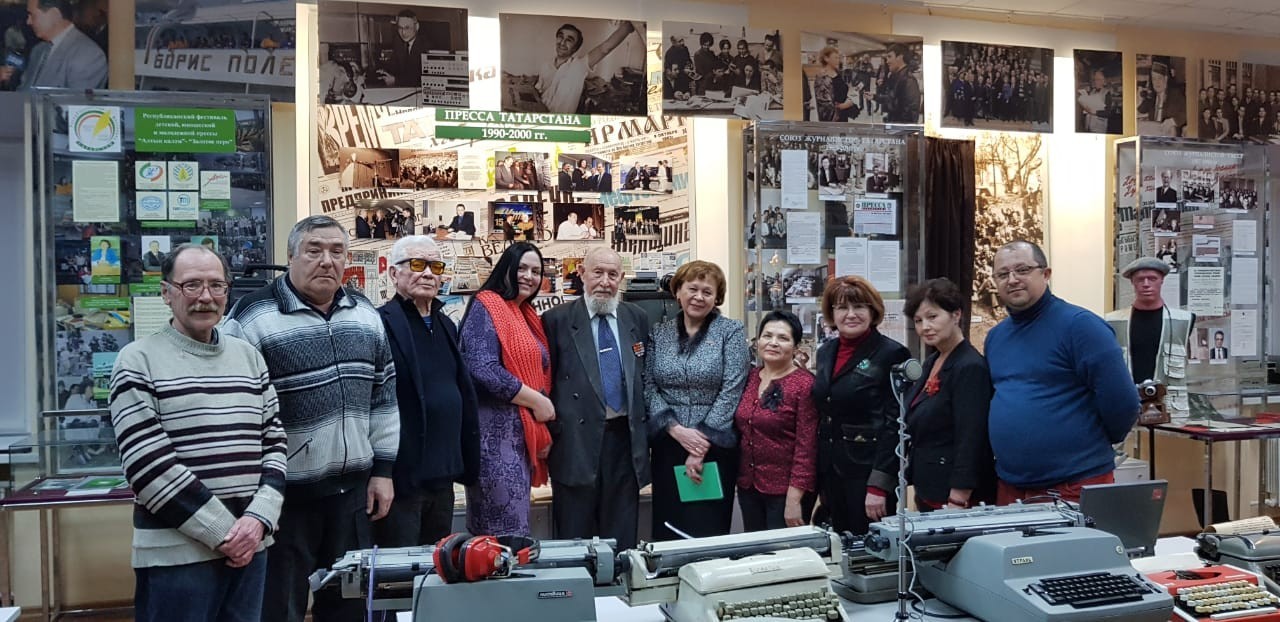 В Союзе журналистов республики прошла презентация автобиографической книги журналиста Александра Малова 'По маршрутам опалённой молодости' В Союзе журналистов республики прошла презентация автобиографической книги журналиста Александра Малова 'По маршрутам опалённой молодости'