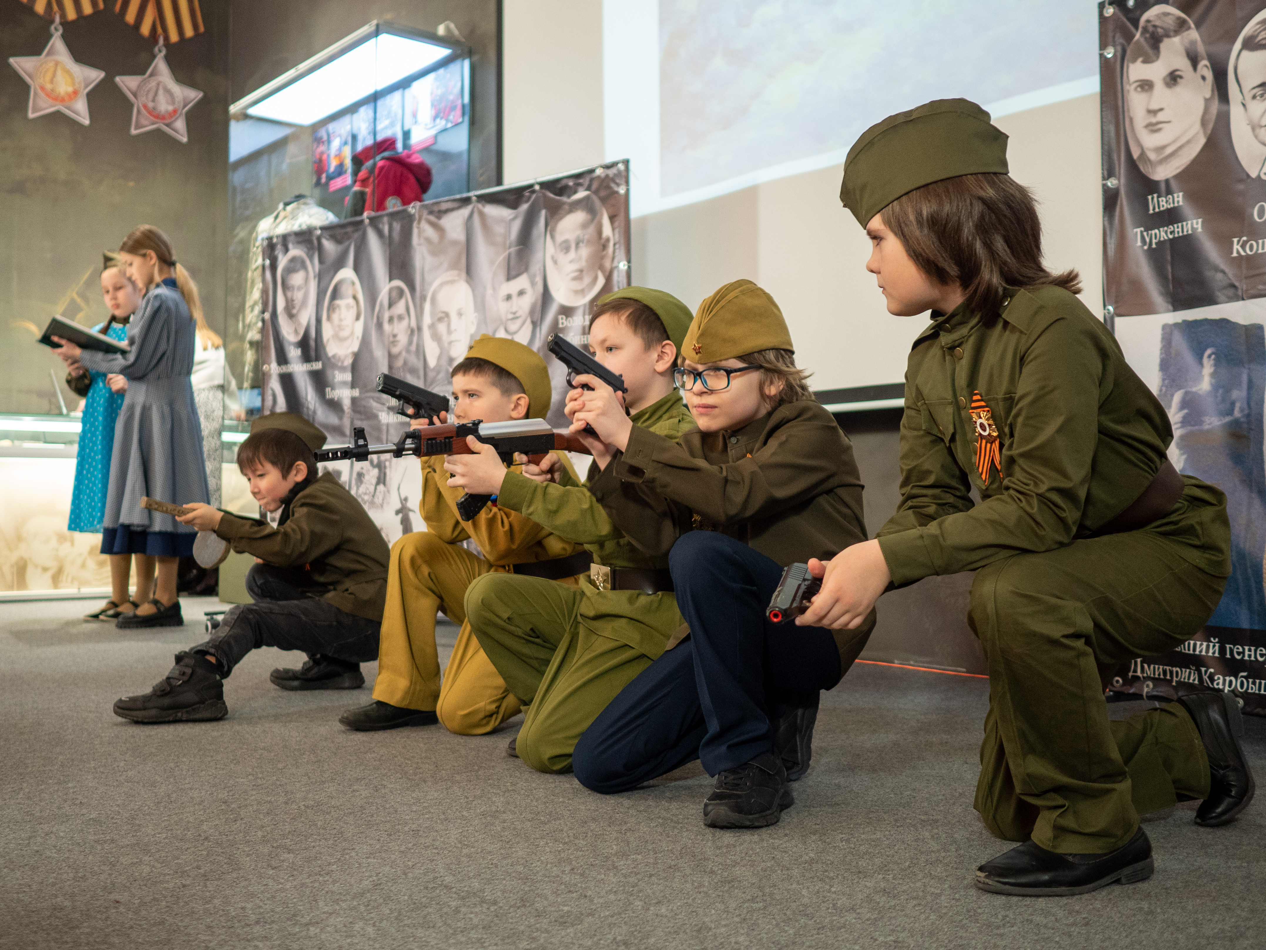 Юные герои 'Радуги' штурмуют Кремль ,Юные герои «Радуги» штурмуют Кремль, Спектакль, Театр, Показ, ВОВ, Музей, Казанский кремль
