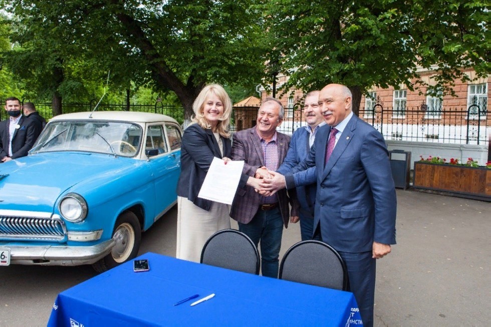 Длегация ИУЭФ посетила Елабужский институт КФУ С целью знакомства с работой научных кружков Длегация ИУЭФ посетила Елабужский институт КФУ С целью знакомства с работой научных кружков