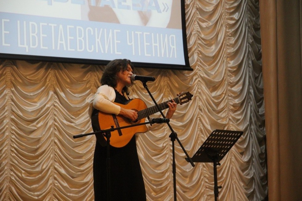В Елабужском институте КФУ прошел концерт Елены Фроловой