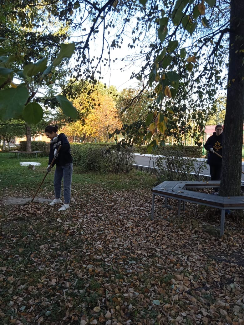 Студенты 2113 группы Елабужского института КФУ вышли на уборку территории Студенты 2113 группы Елабужского института КФУ вышли на уборку территории