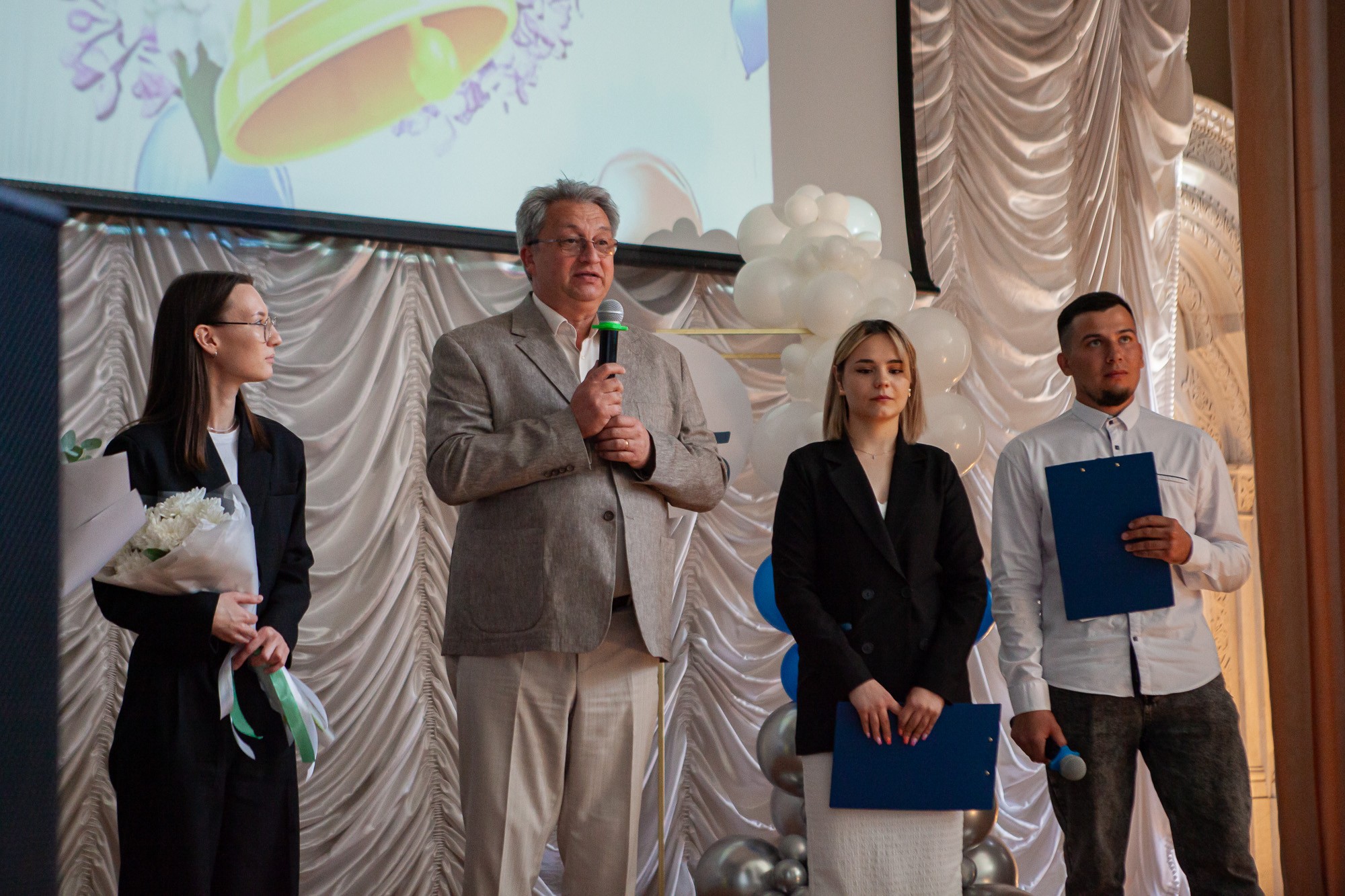 На отделении экономических и юридических наук прозвенел Последний звонок На отделении экономических и юридических наук прозвенел Последний звонок