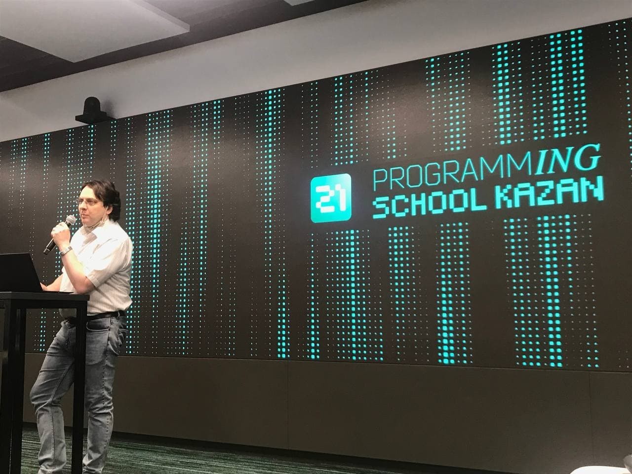 Professor Evgeni Magid delivered a lecture at the opening of a new robotics laboratory at School 21