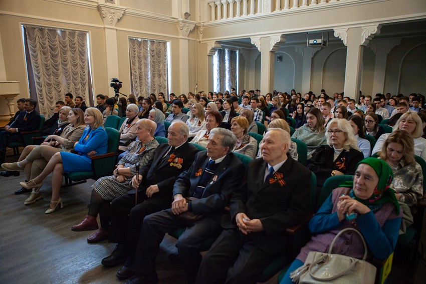 Митинг, премьера, Бессмертный полк: День Победы отметили в Елабужском институте КФУ Митинг, премьера, Бессмертный полк: День Победы отметили в Елабужском институте КФУ