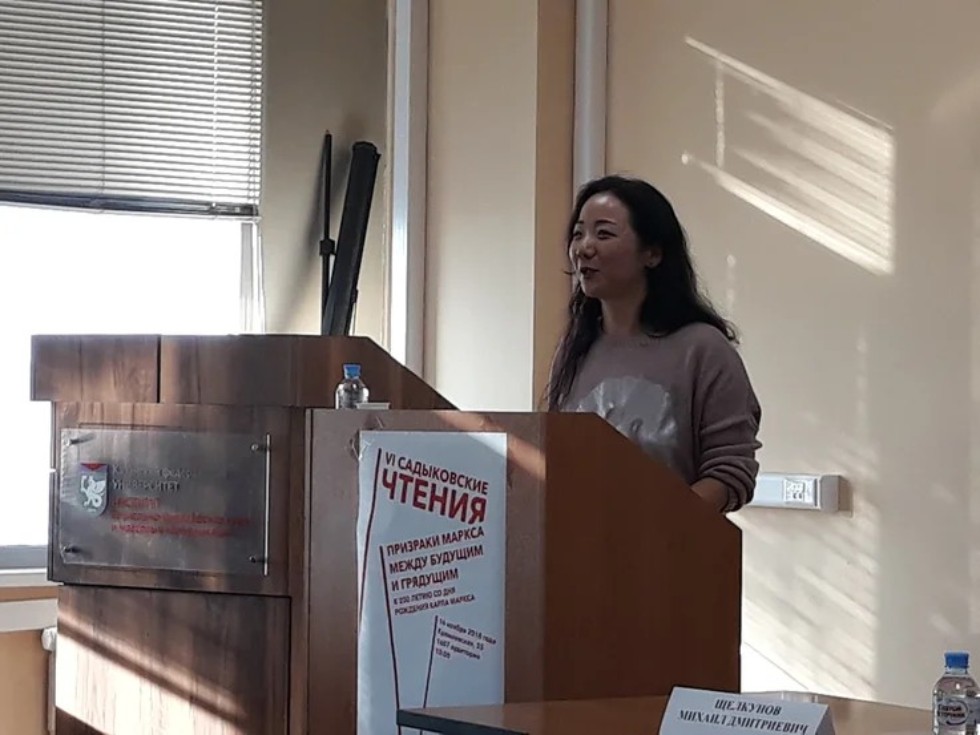 Призраки Маркса: между будущим и грядущим Призраки Маркса: между будущим и грядущим