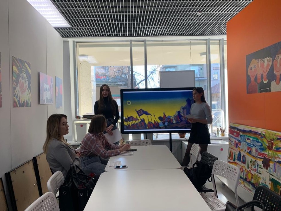 Филологи-первокурсники провели экскурсии на английском и испанском языках в Государственном музее изобразительных искусств РТ Филологи-первокурсники провели экскурсии на английском и испанском языках в Государственном музее изобразительных искусств РТ