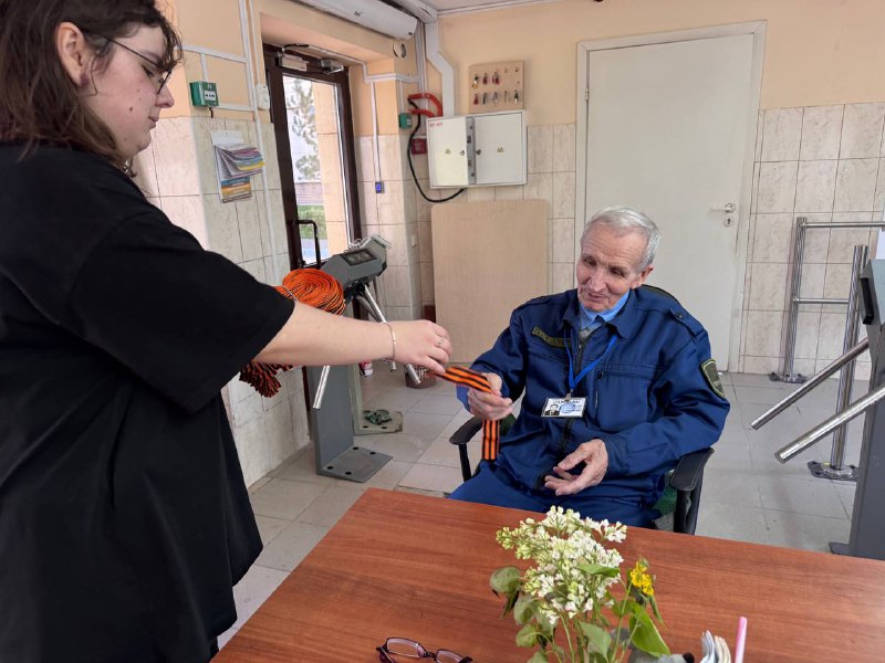 В Деревне Универсиады прошла акция 'Георгиевская ленточка' В Деревне Универсиады прошла акция 'Георгиевская ленточка'