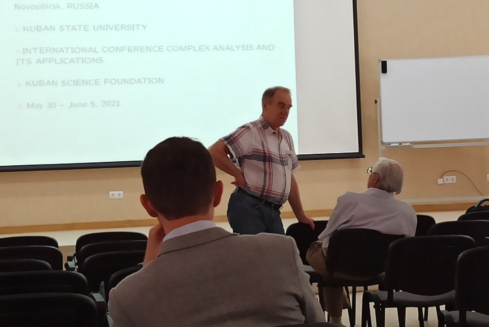 Международная школа-конференция 'Комплексный анализ и его приложения' Международная школа-конференция 'Комплексный анализ и его приложения'