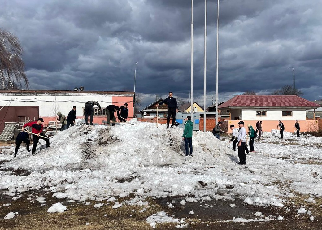 Будущие учителя физической культуры приступили к уборке Будущие учителя физической культуры приступили к уборке