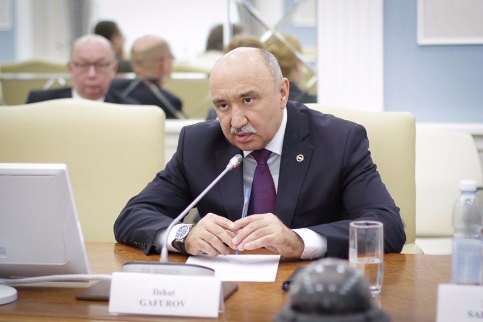 Chairman of NHS England Malcom Grant Visits Kazan University