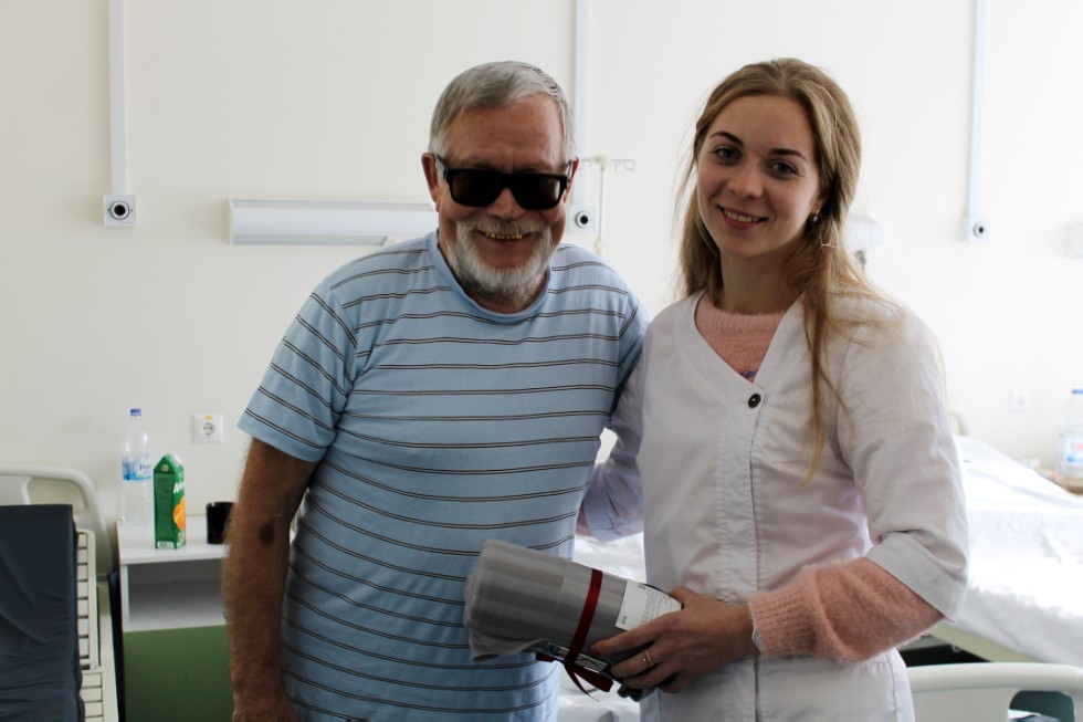 Студенты КФУ поздравили пациентов университетской клиники с Международным днем пожилых людей Студенты КФУ поздравили пациентов университетской клиники с Международным днем пожилых людей