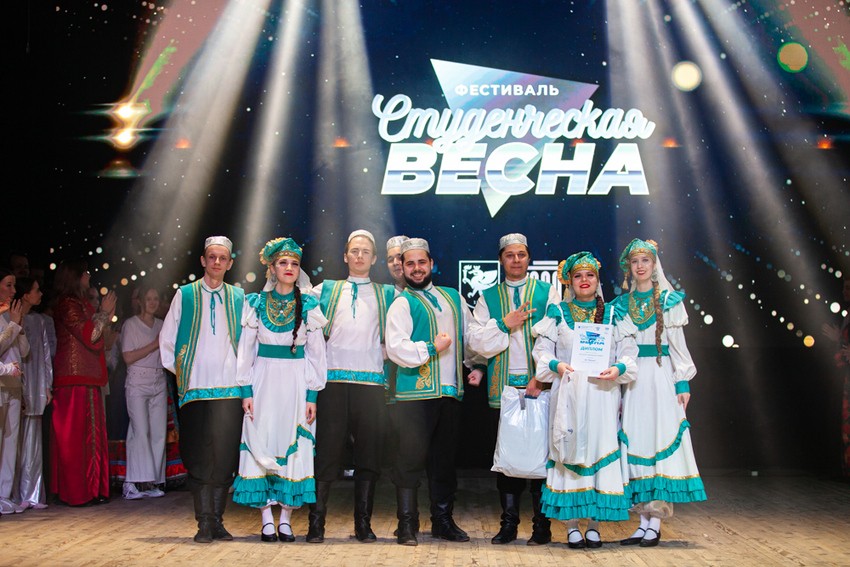 'Эффект Пушкина': техно-лиричная 'Студенческая весна' отзвенела в Елабужском институте КФУ 'Эффект Пушкина': техно-лиричная 'Студенческая весна' отзвенела в Елабужском институте КФУ