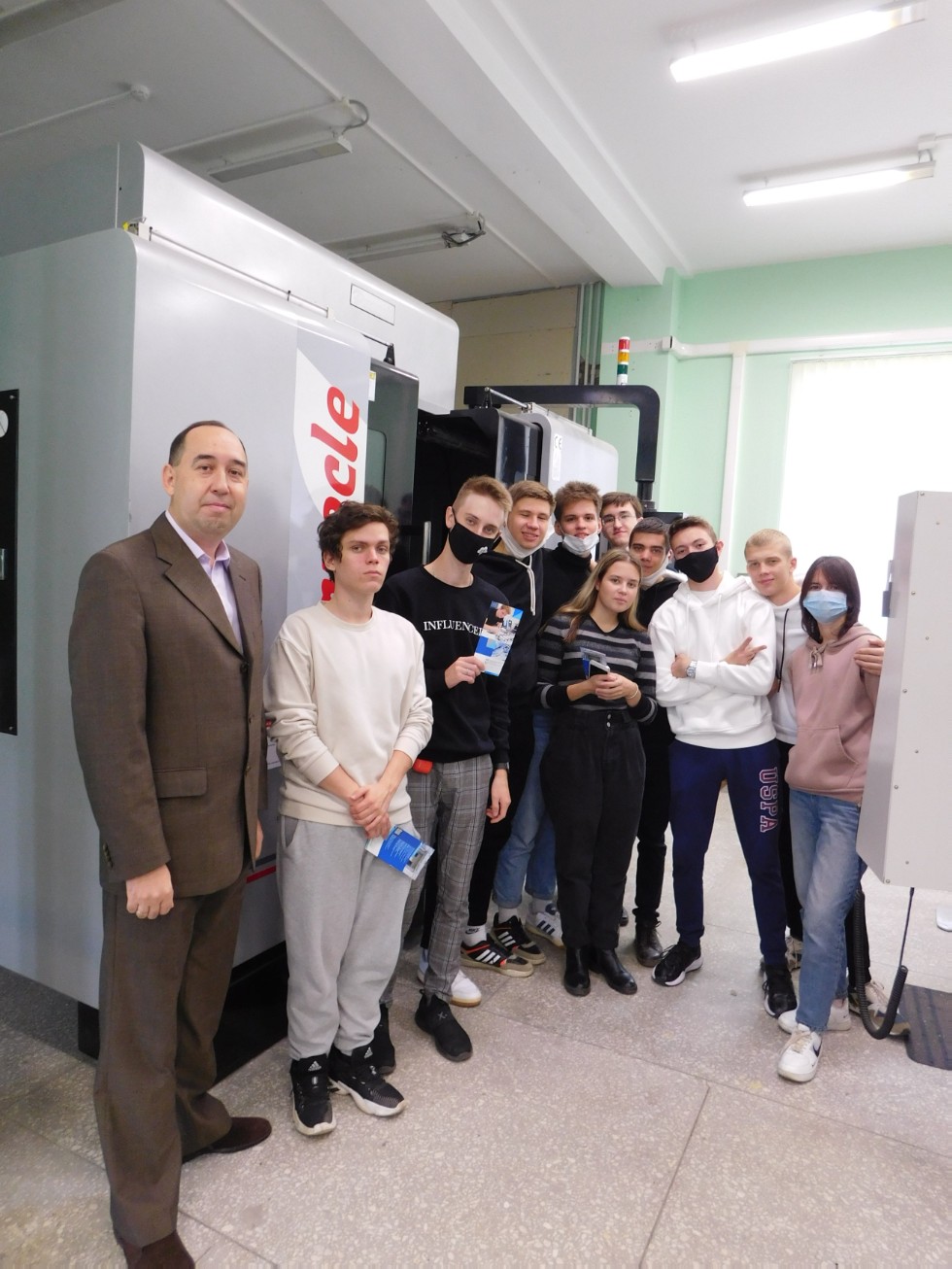 Для учащихся 11-х классов СОШ г. Ульяновска организована экскурсия по Инженерному институту КФУ ,инженерный институт КФУ
