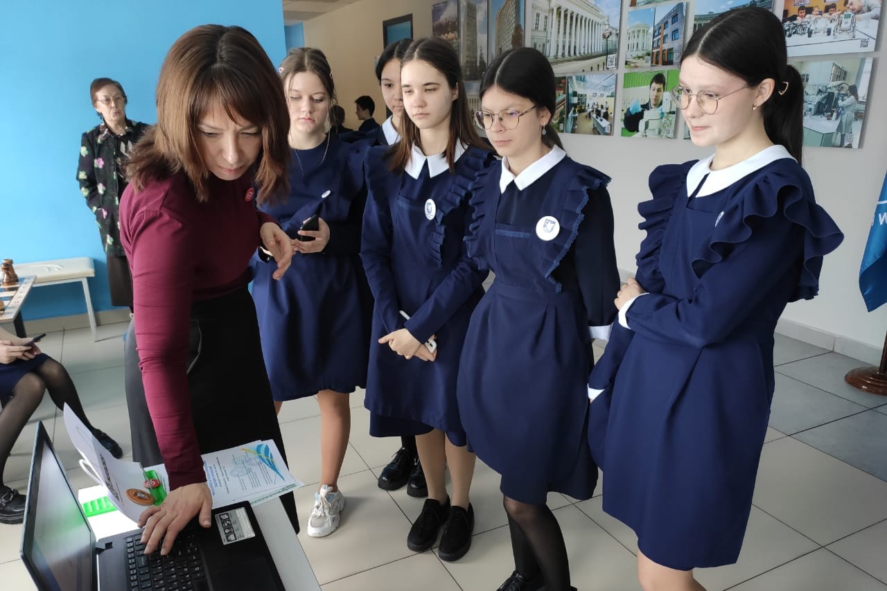 Студенты презентовали школьникам научные объединения Елабужского института КФУ Студенты презентовали школьникам научные объединения Елабужского института КФУ