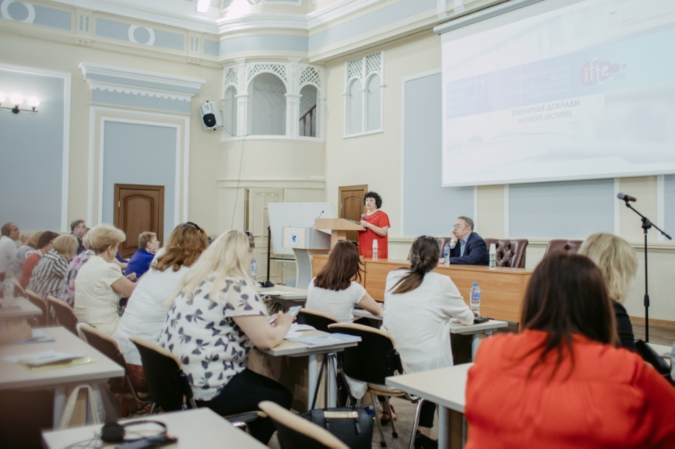 Second day of the International Forum on Teacher Education