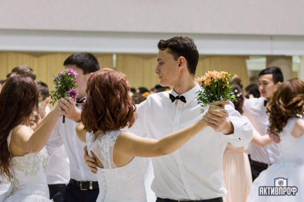 Торжественный бал в честь Дня рождения университета прошел в Елабужском институте КФУ Торжественный бал в честь Дня рождения университета прошел в Елабужском институте КФУ