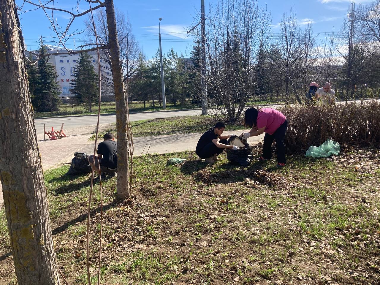 Субботник ? это добрая традиция, объединяющая студентов Казанского (Приволжского) федерального университета. Субботник ? это добрая традиция, объединяющая студентов Казанского (Приволжского) федерального университета.