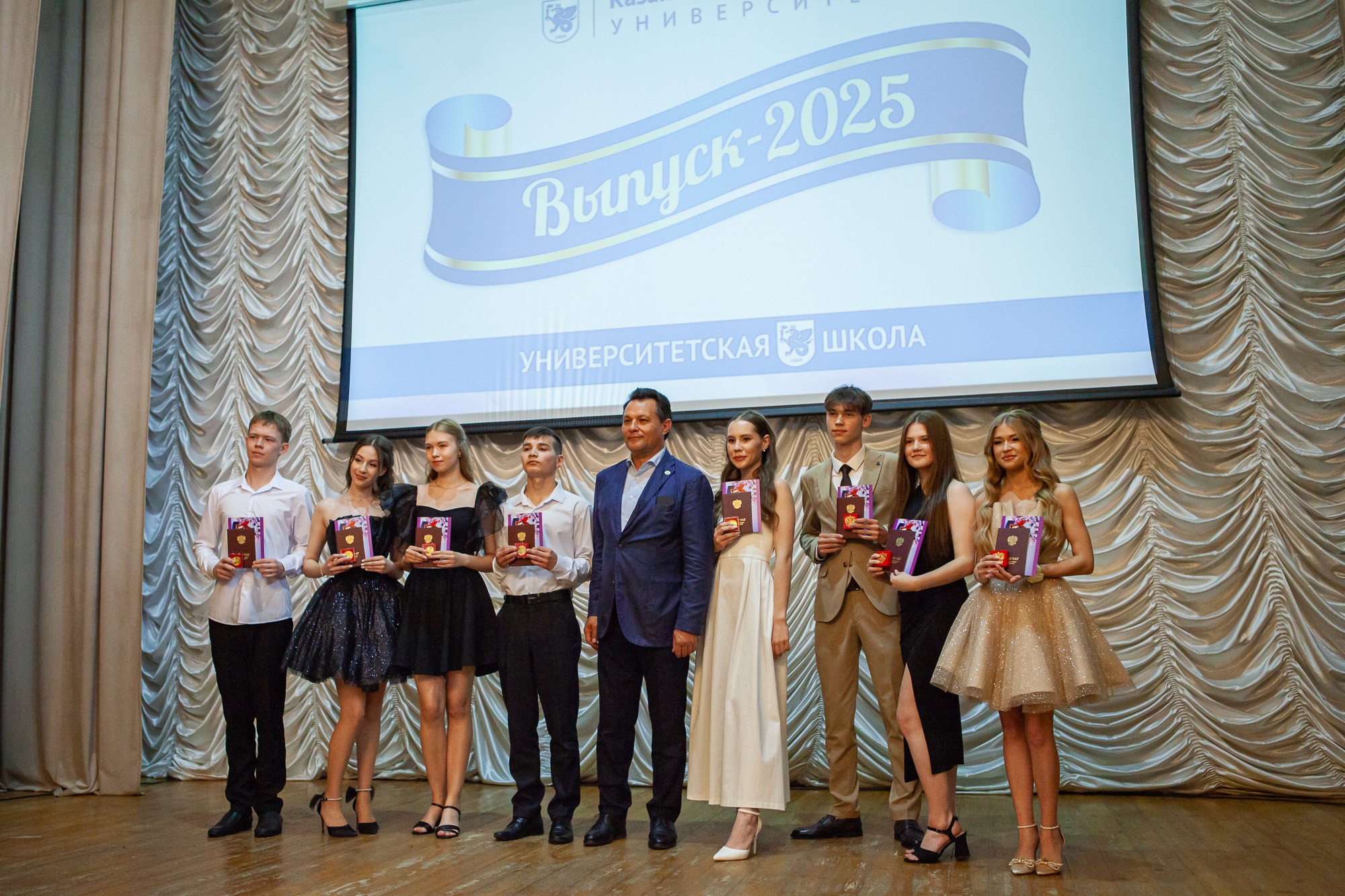 Выпускникам школы КФУ 'Университетская' торжественно вручили медали Выпускникам школы КФУ 'Университетская' торжественно вручили медали