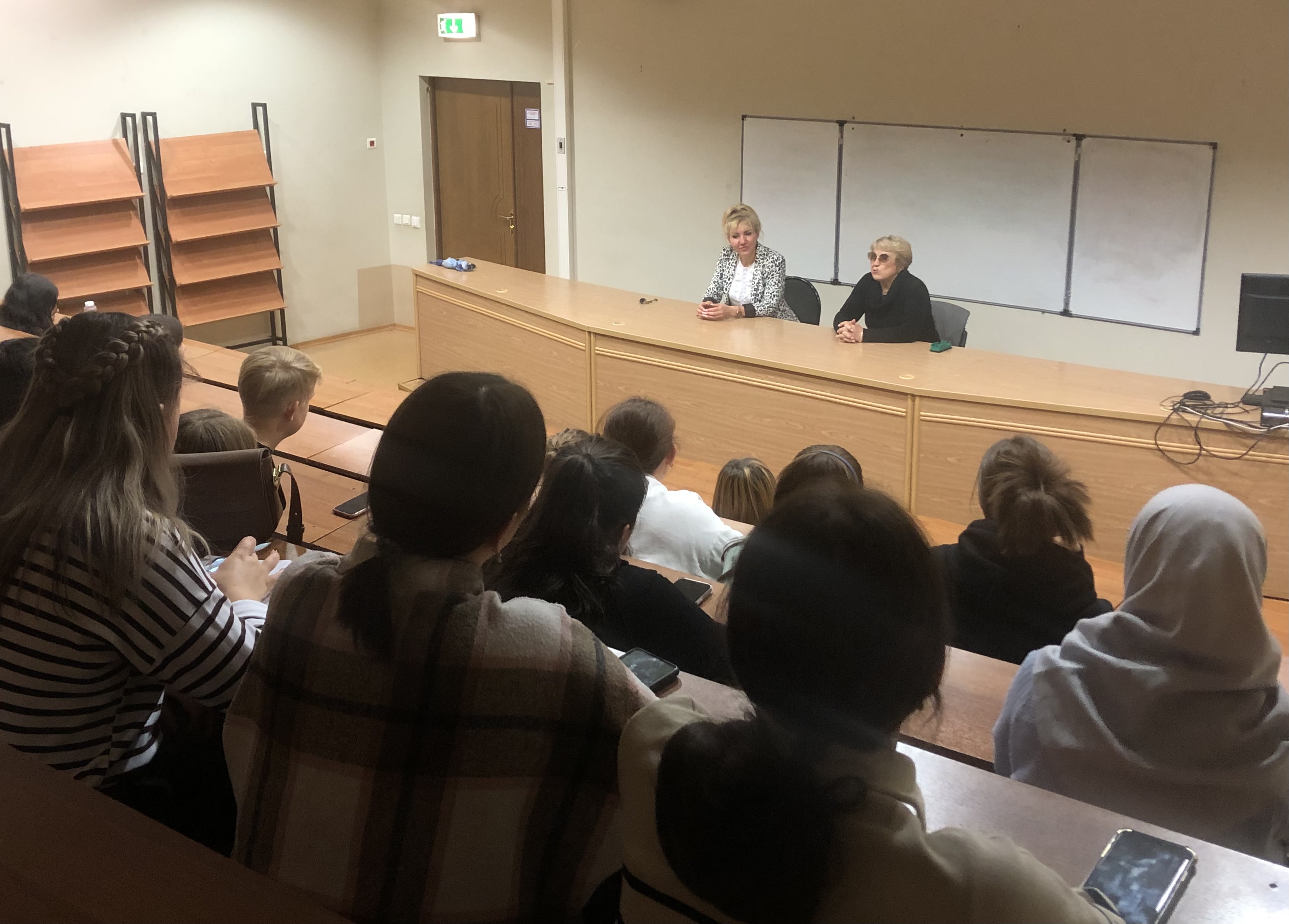 Әдәбиятка гашыйк табибә... Әдәбиятка гашыйк табибә...