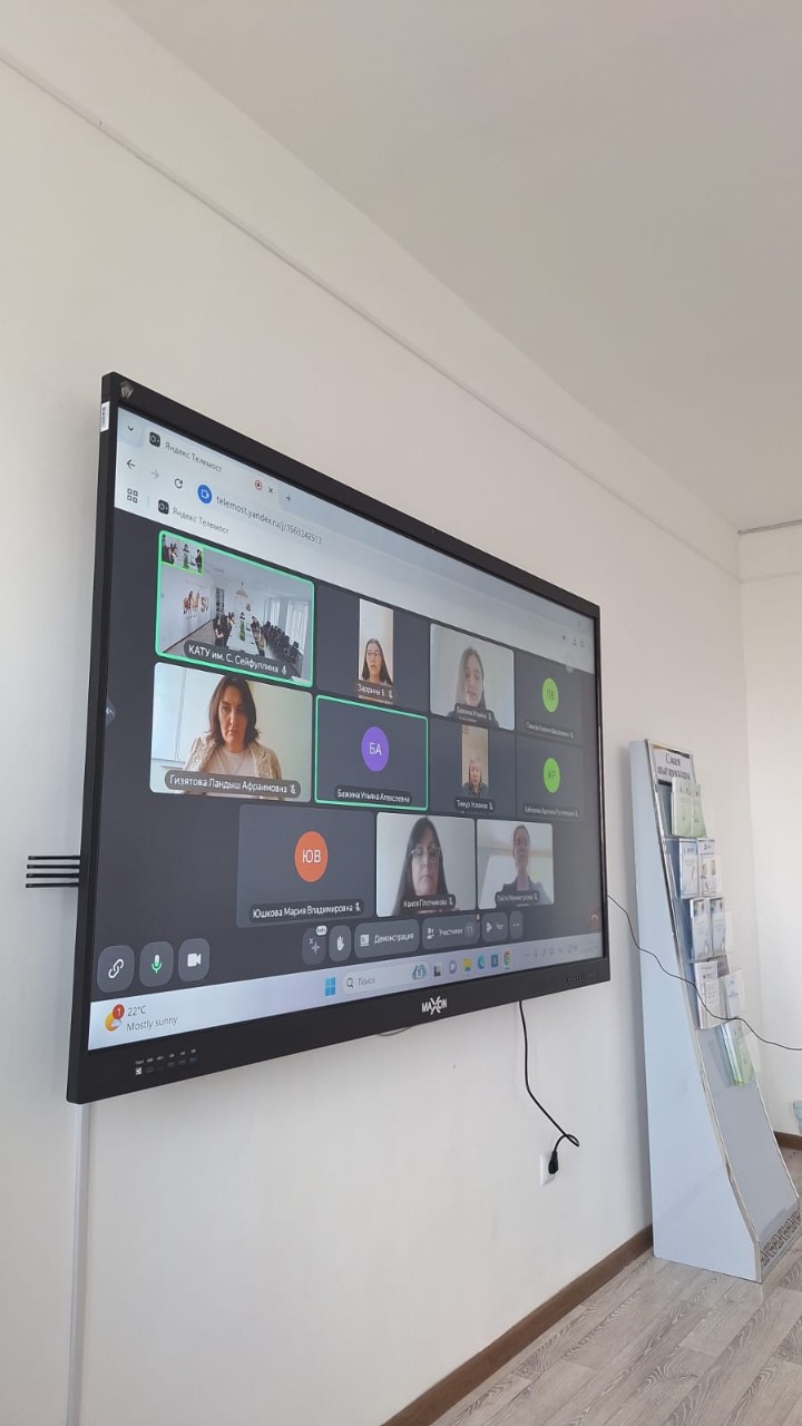 Bridging professionals through University language education Bridging professionals through University language education