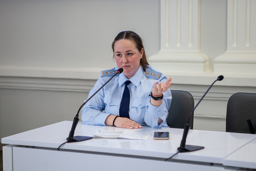 Со студентами встретилась инспектор МВД Со студентами встретилась инспектор МВД