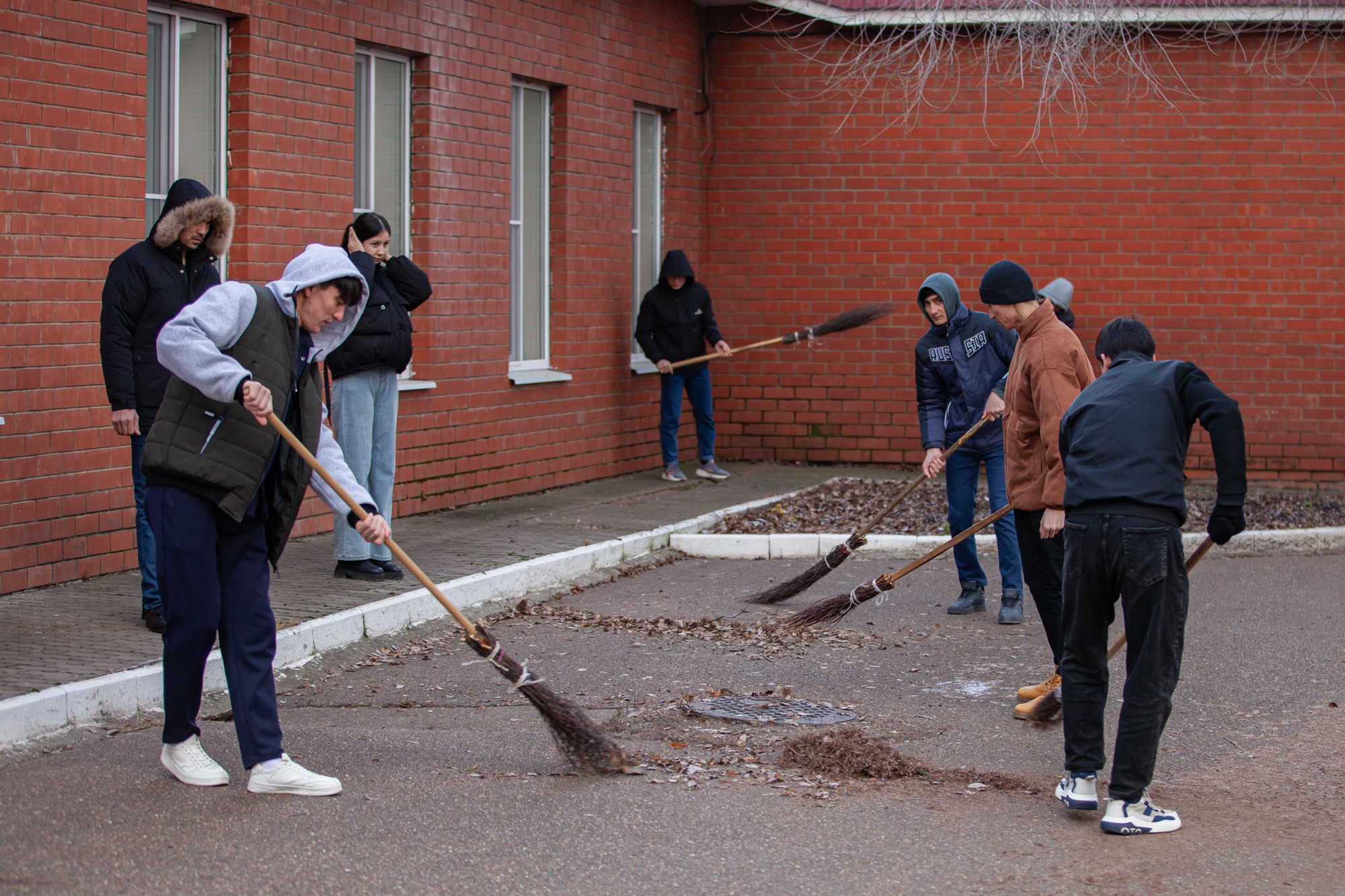 Сотрудники и студенты Елабужского института КФУ провели средник Сотрудники и студенты Елабужского института КФУ провели средник