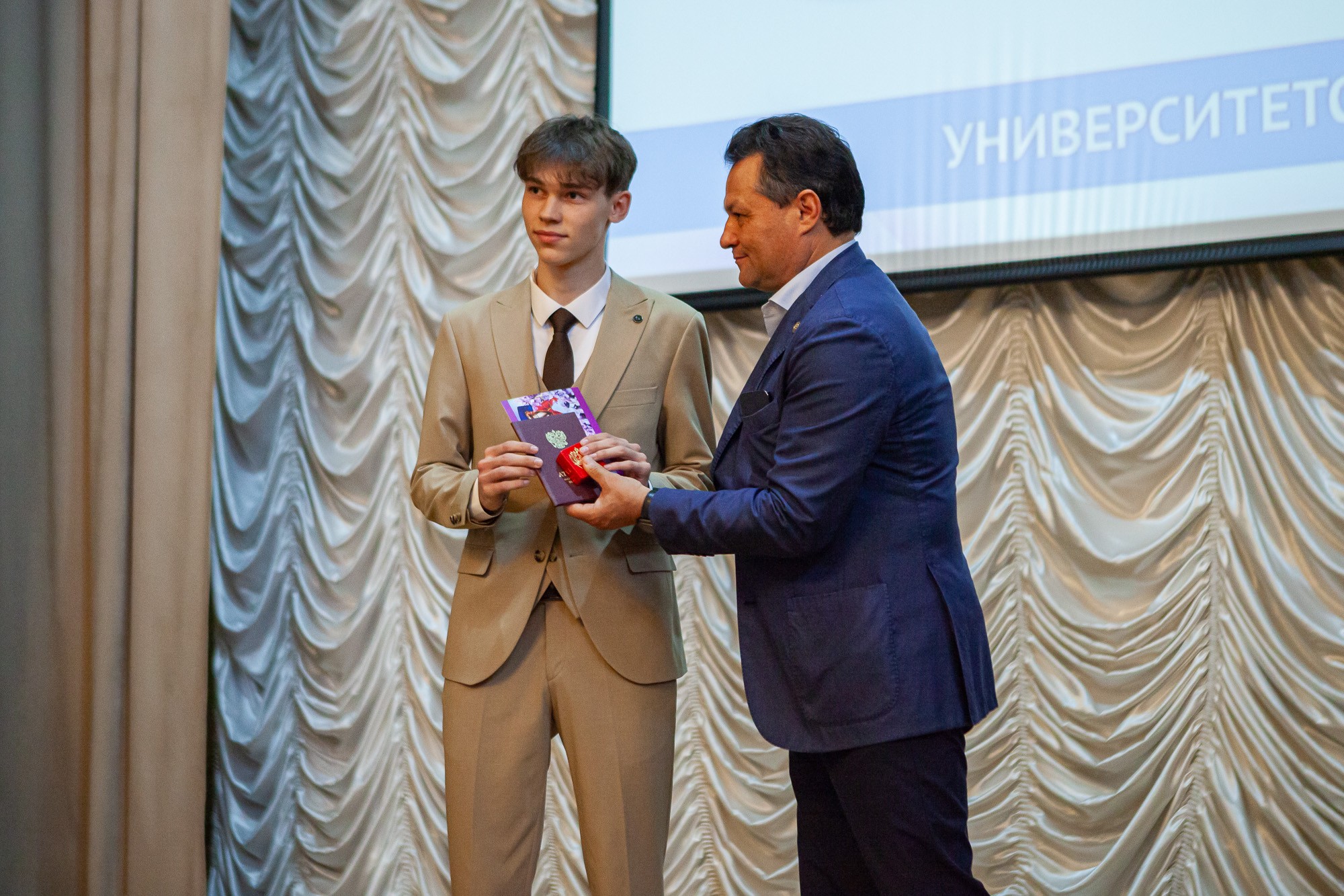 Выпускникам школы КФУ 'Университетская' торжественно вручили медали Выпускникам школы КФУ 'Университетская' торжественно вручили медали