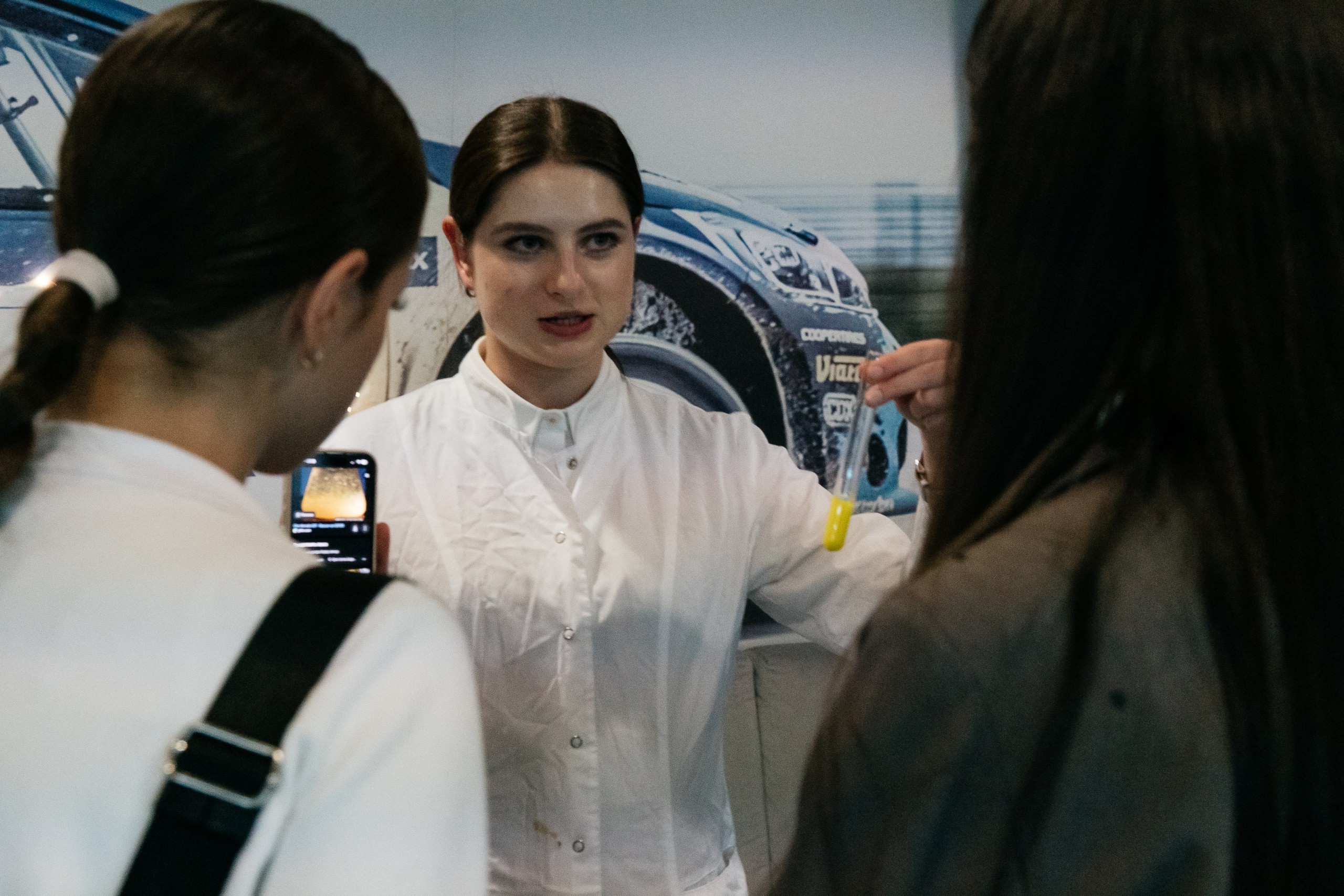 Студенты научного кружка кафедры химического образования на Дне открытых дверей КФУ Студенты научного кружка кафедры химического образования на Дне открытых дверей КФУ